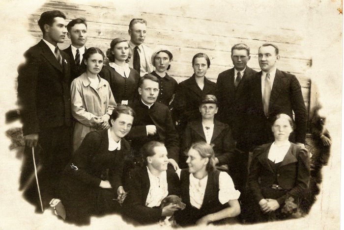 The priest Józef Ingielewicz (center), my Mother (left) and other Catholics, 1939