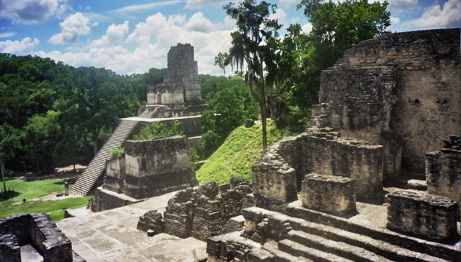 Plaza de las ruinas de Tikal, vista