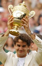 Federer con il trofeo di Wimbledon 2006.