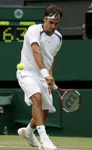 Uno splendido rovescio di Roger sul Centrale di Wimbledon