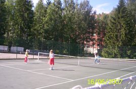 Hervannan Ahvenisjärven tenniskenttä soveltuu lähinnä pehmopallotteluun alkeiskurssilaisten kanssa