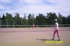 Nokian tenniskenttää voi suositella tenniksen alkeis- ja jatkokurssiharjoituksia varten