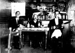 Flía Naumovich en bar - 1930