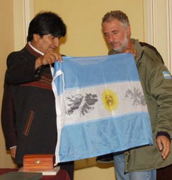 EVO MORALES, PRESIDENTE DE BOLIVIA RECIBIENDO OBSEQUIOS.