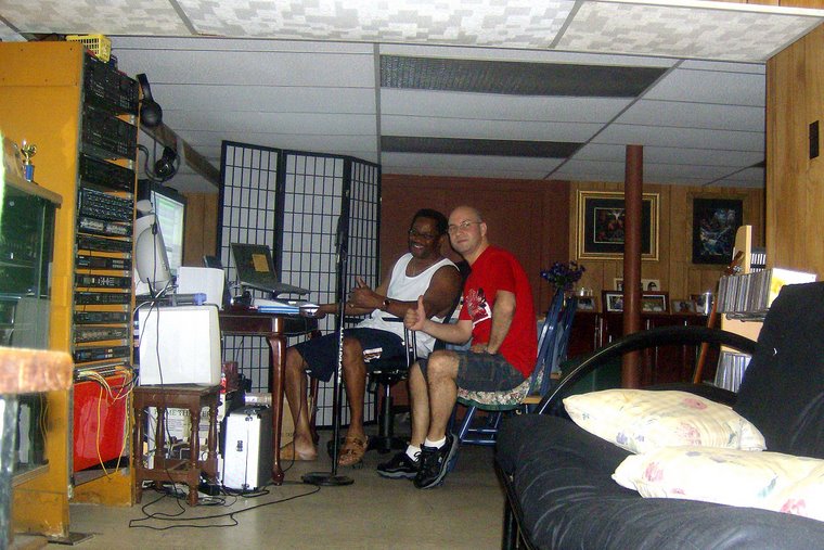 În studioul din subsolul casei lui Nate.