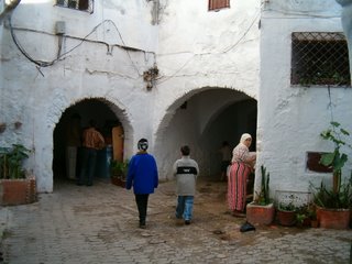 Ett torg inne i den äldsta delen av medinan. Kvinnan vid kranen är klädd i typiska kläder.