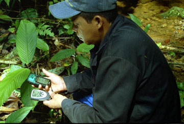 Un miembro de UMIYAC, de la Amazona Colombiana, utilizando equipos gps en una sección de la selva - Foto: ACT