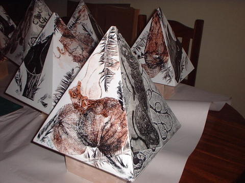 Piramide con grabado - Sofia.