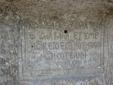 Inscriptie pe piatra la schitul rupestru Bosie