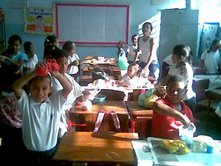 Niños y niñas elaborando masa flexible en artes plàsticas...