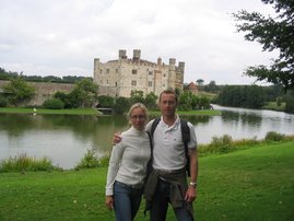 Mein Mann & ich vor Leeds Castle in England auf unserer Hochzeitsreise im August 2006