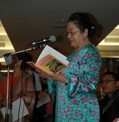 Poem reader Ibu dewi Rais Abin