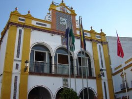 La Sagrada Bandera del Centenario ondea en el Ayuntamiento de Huévar del Aljarafe