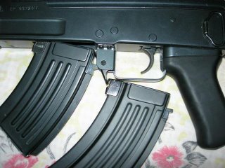 AK系列的弹匣卡榫和弹匣