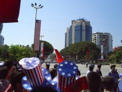 Qytetaret shqiptare mirepresin Presidentin Bush