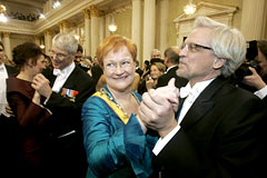 Finlands president Tarja Halonen i dansens virvlar<br />på slottsbalen 6 december 2005. Foto: Lehtikuva