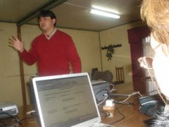 Rodrigo Manquian, dando una charla de cosmovision Mapuche