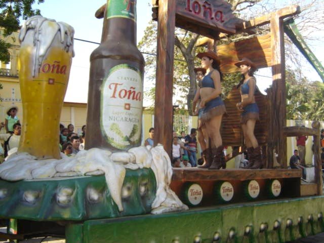 Toña girls at the Hipica parade.  They're real.