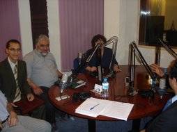 Miembros de la Asociación Ibn Al Jatib, presentando el Congreso en la Radio