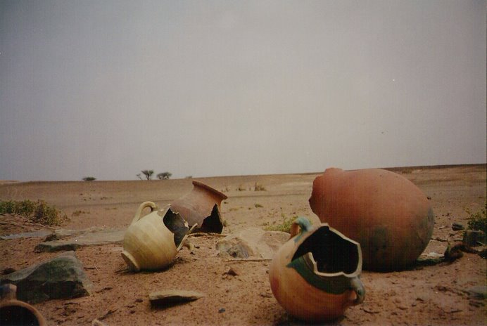 Restos de cerámica junto a las oraciones y ofrendas que encontramos en la ruta del Jbel Bani