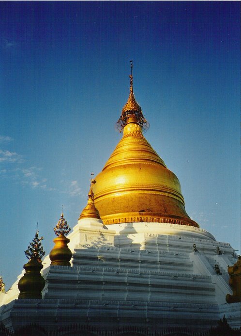 Una de las cúpulas de oro que rematan las impresionantes Pagodas Birmanas.