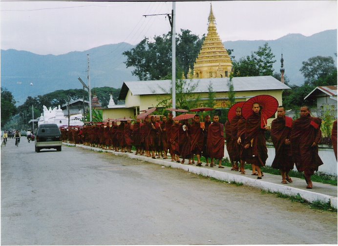 Monjes Budistas recorren las calles de cualquier pueblo en perfecto orden en busca de su comida.