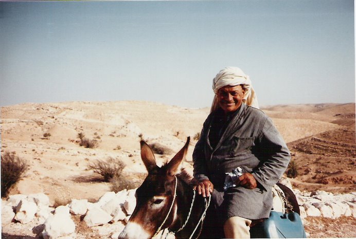 Simpático el paisano con los típicos burros tunecinos