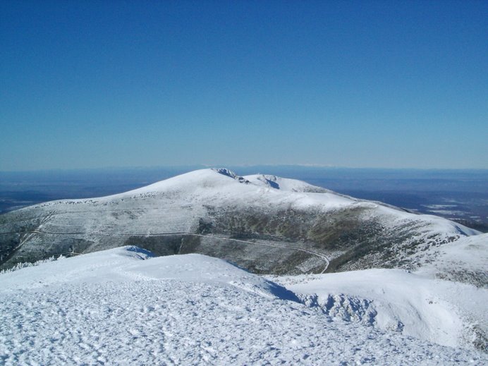 desde la cumbre del San Millan ,el Trigaza en 1er plano y al fondo Picos de Europa