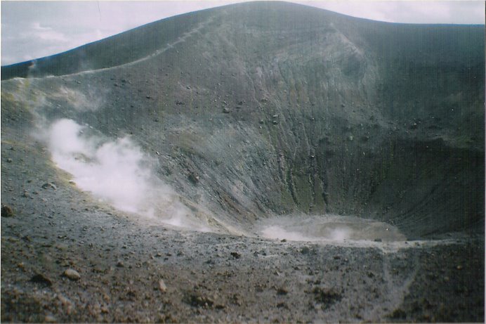 El crater del Vulcano, otro mítico volcán al que se puede acceder sin problemas.