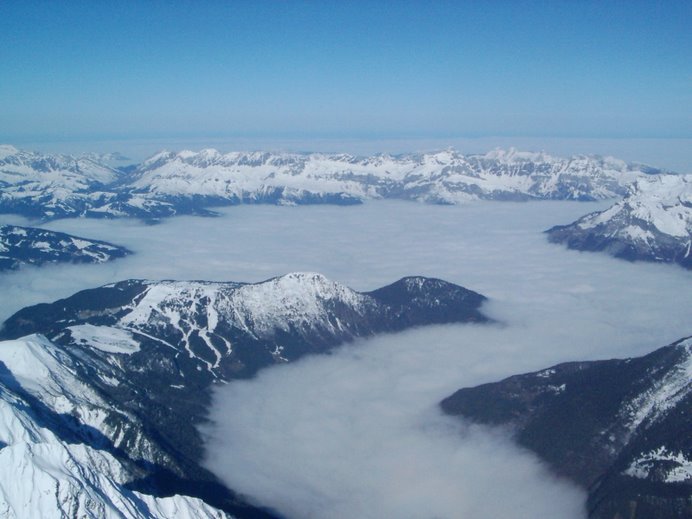 serpentéa la niebla sobre el valle de Chamonix