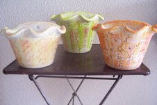 Vasinhos de cerâmica decorados - ficam lindinhos fixados na parede com umas plantinhas!