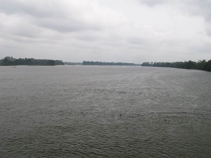 On traverse d'abord le fleuve SANAGA, 1000 mètres de large