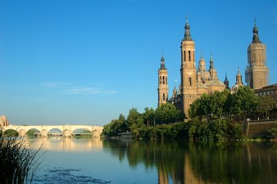 La basílica del Pilar a orillas del río Ebro, en Zaragoza
