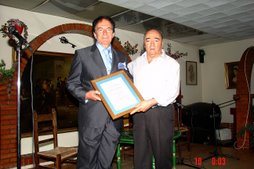 Entrega de diploma e Insignia de ORO de la Peña "Los Cernicalos  a Sebastian Acevedo "El BERZA"